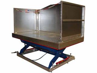 Loading lift table with chain curtain