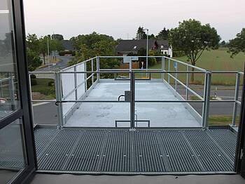 Außenaufzug am Bestandsgebäude