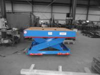 Massive work lift table with high load capacity