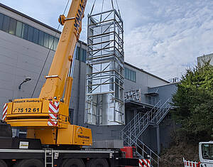 Installation eines Aufzugsschachts im Freien