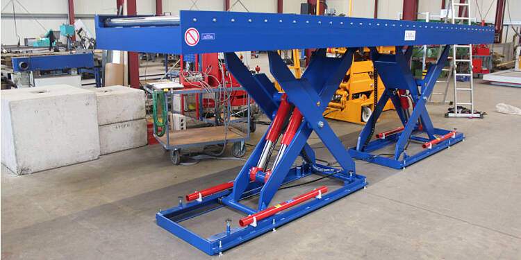 Tandem lift table for the wood industry