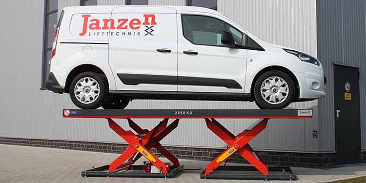 Service car on a tandem lift table