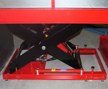 Lifting table dowelled on the floor