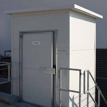 Column lift with shaft made of sandwich panels