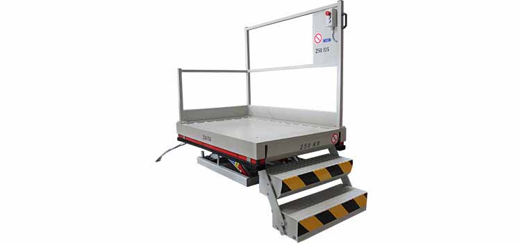 Small aerial work platform with moving stairs